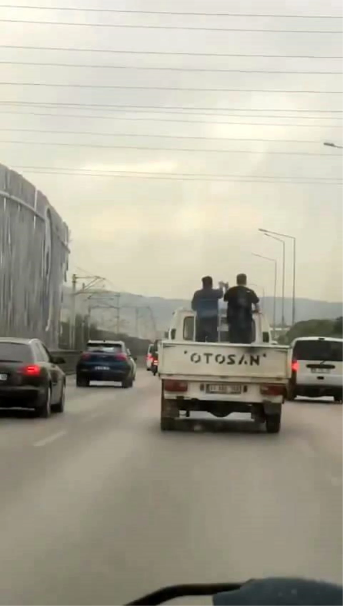 Bursa’da kamyonet kasasında tehlikeli halay çeken kafadarlar