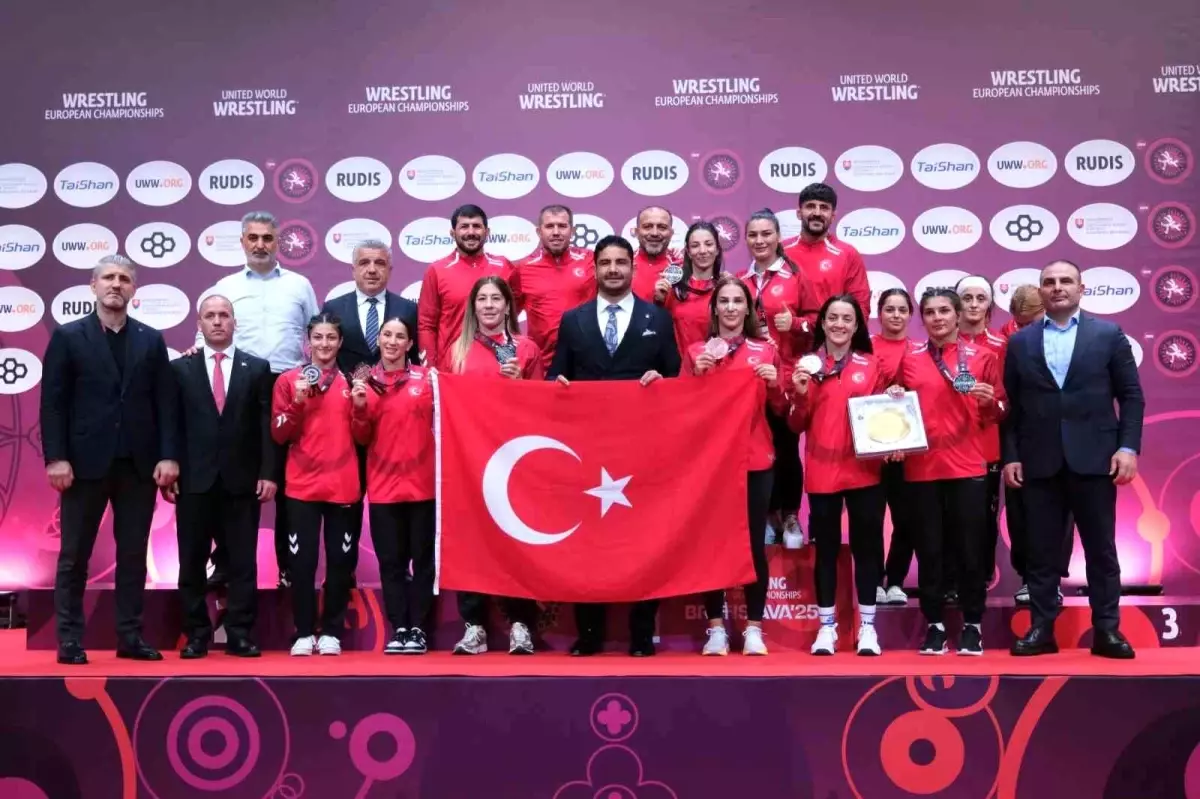 Kadın Güreşçiler Tarihi Başarıya İmza Attı