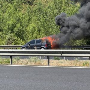 anadolu otoyolunda seyir halindeki arac kule dondu baY22EHr