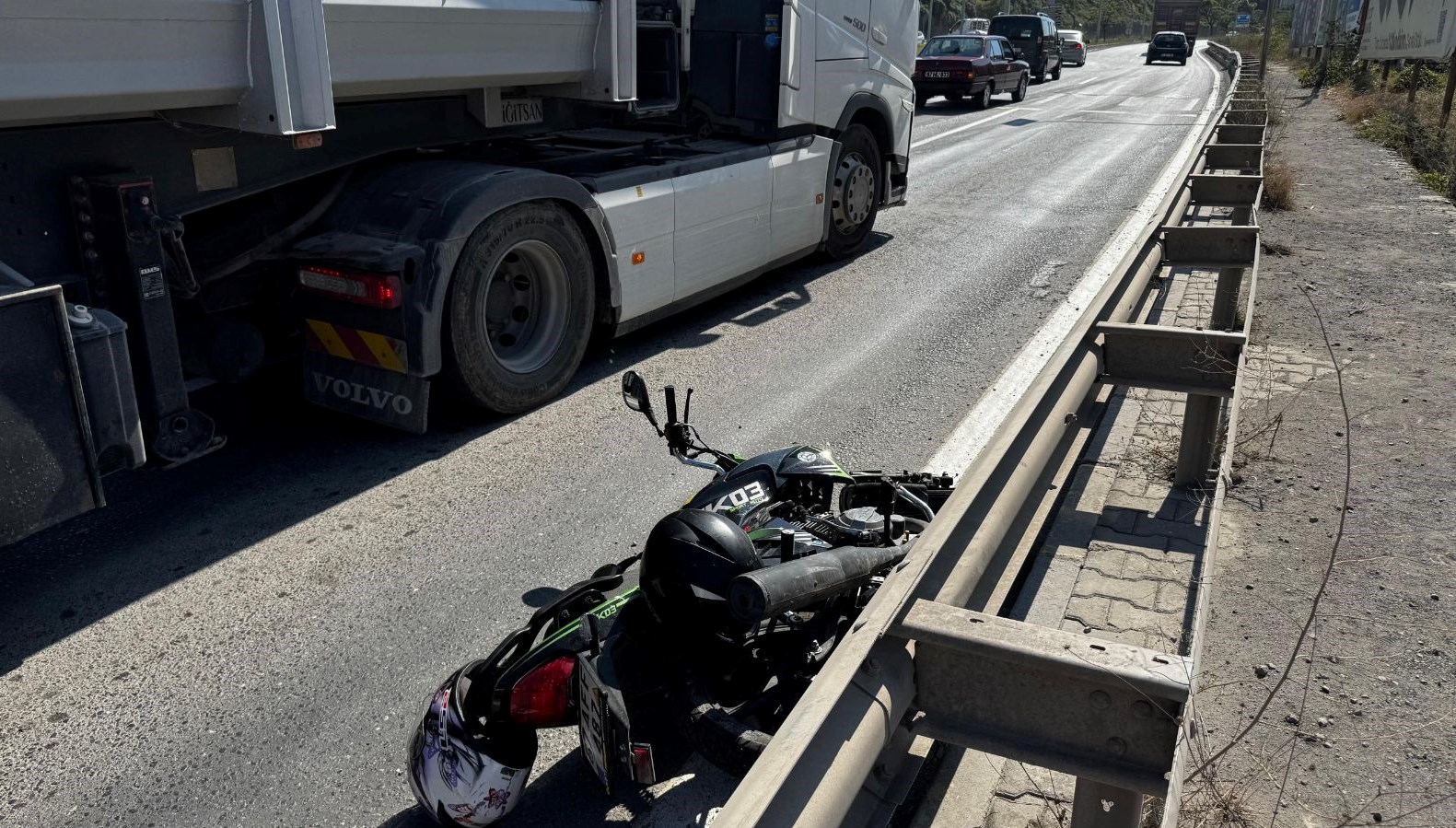 otomobil surucusu motosiklete carpip kacti fOQASGMl