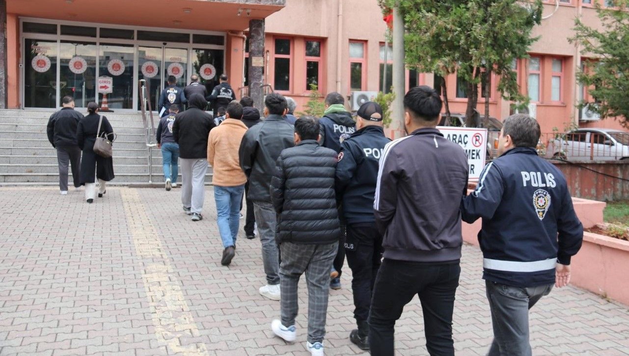 7 ilde siber dolandiricilik operasyonu 14 kisi tutuklandi siApP8QW