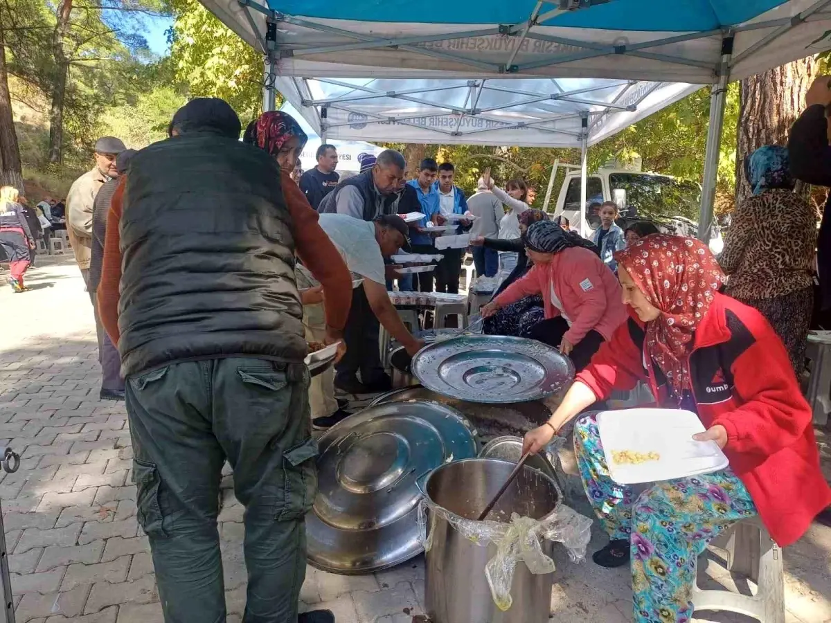 dereli mahallesinde geleneksel koy hayri etkinligi yogun katilimla gerceklesti RITDCxSq.jpg