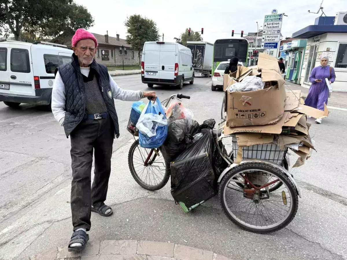 yasli adamin copten karton toplamasi sosyal medyada tartisma yaratti kWYjBRBt.jpg