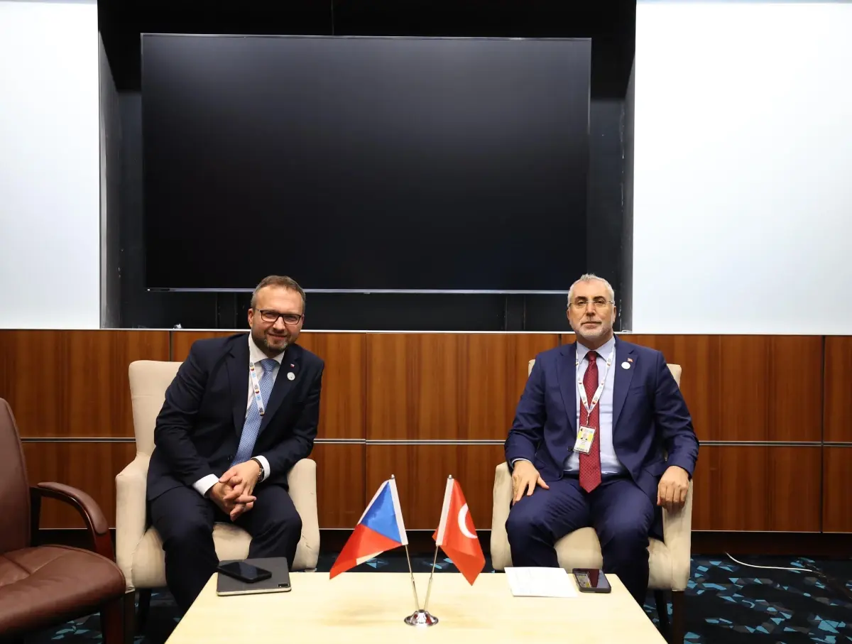 bakan isikhan katarda cek bakan ile fikir alisverisinde bulundu 4Bb4GRKx.jpg