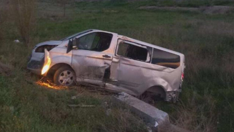 afyonkarahisarda-minibus-ile-otomobil-carpisti-6-yarali-5s48et9B