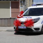 polis-cift-nikaha-susledikleri-ekip-otosuyla-geldi-yhzJ6JpZ