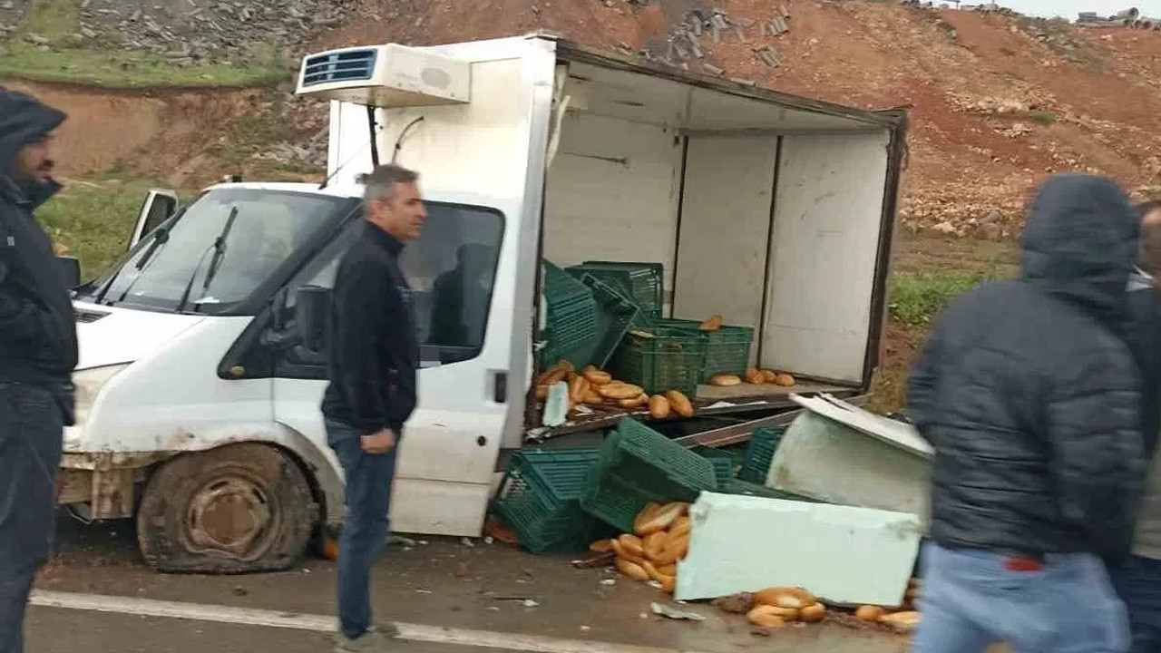 Siirt-Kurtalan Yolunda Kamyonet Kazası: Patlayan Lastik Ekmekleri Yola Saçtı
