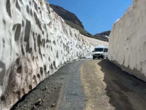 Temmuzda kar surprizi 5 metrelik kar tunelleri gorenleri hayran birakti mvGavst3